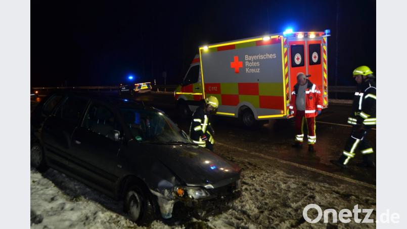 Der Netherlands Car wurde bei diesem Unfall total beschädigt. Eine 42-Jährige aus der Großgemeinde Vohenstrauß erlitt schwere Verletzungen. Ob gesundheitliche Gründe oder Glatteis ursächlich für den Unfall waren, ließ sich nicht sofort klären. Bild: dob