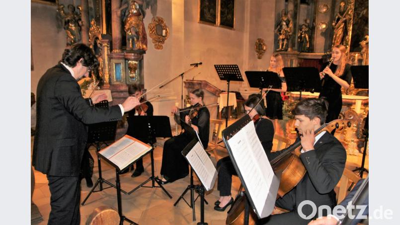 Stefan Schindler, der Leiter des P-Seminars, dirigierte das Kammerkonzert in der Wolfringer Kirche. Der Applaus war den Akteuren gewiss. Bild: ral