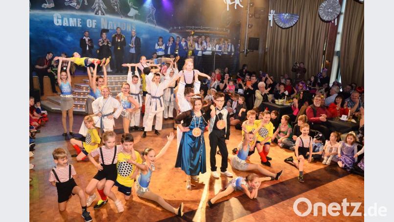 Genauso sportlich wie die Großen gibt sich der Nachwuchs beim Familienball. Prinzessin Anna und Prinz Paul tanzen sich mit der großen Schar aus Bambini- und Kindergarde in die Herzen des Publikums. Bild: fjo