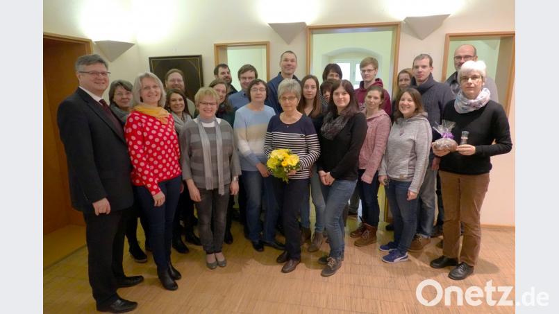 Angela Herzner (vorne, mit Blumenstrauß) geht in den Ruhestand, Raphael Henkel (Dritter von rechts). übernimmt neue Aufgaben. Pfarrerin Ulrike Häberlein (rechts) stößt neu zum Kreis der Mitarbeiter des Dekanats. Bild: gac