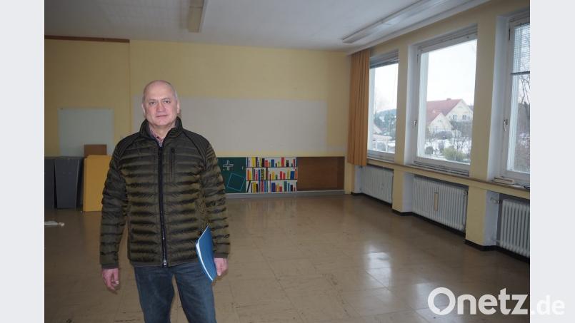 Bürgermeister Walter Schauer baut darauf, dass in die umgebauten Klassenzimmer bald Senioren einziehen werden. Bild: bl