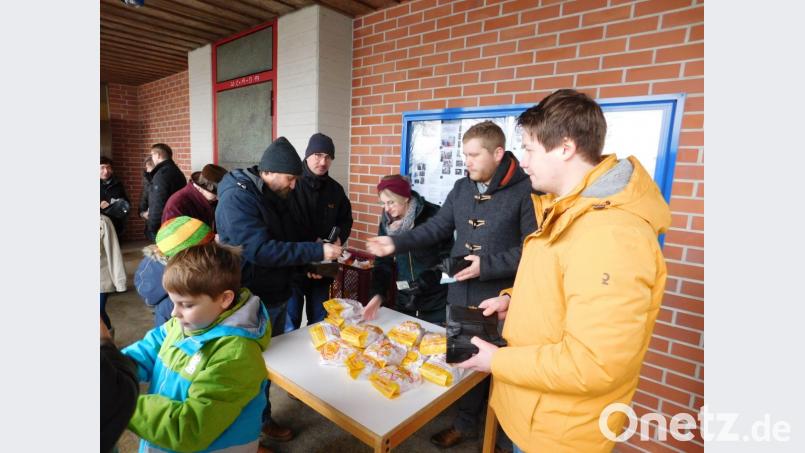 Das Brot ging weg wie die warmen Semmeln. Der Erlös geht zugunsten der DKMS für die Typisierungsaktion für den 5-jährigen Hugo aus Tirschenreuth. Bild: hos