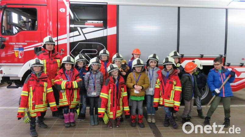 Die Jacken sind noch etwas groß: Die Drittklässer schauten bei der Feuerwehr vorbei. Bild: du
