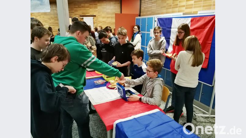 In den Pausen versorgten die Klassen 8a, 9c und 10a ihre Mitschüler mit französischen Köstlichkeiten. Schülerinnen der 9c scheuten dafür keinerlei Aufwand und bereiteten bereits zu Hause französische Macarons vor. Außerdem wurden Crêpes und Baguettes mit Schinken und Käse verkauft. Bild: exb