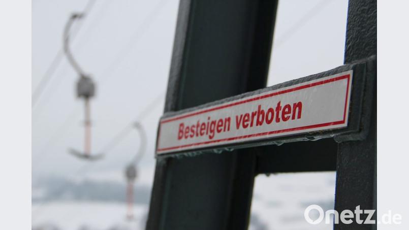 "Besteigen verboten", steht auf dem Schild an einer der Stützen des Freudenberger Skilifts. Momentan baumeln die Bügel unbenutzt an den Seilen. Bild: upl