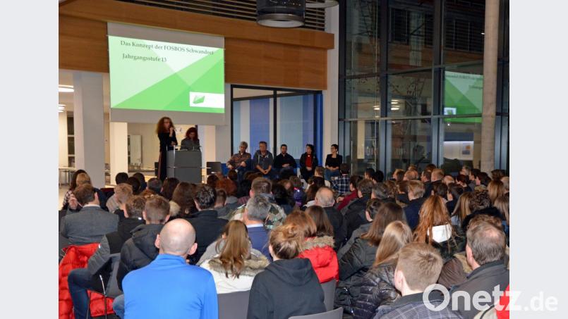 Viele Informationen zum Übertritt gab es beim Infoabend an der Fachober- und Berufsoberschule. Bild: exb