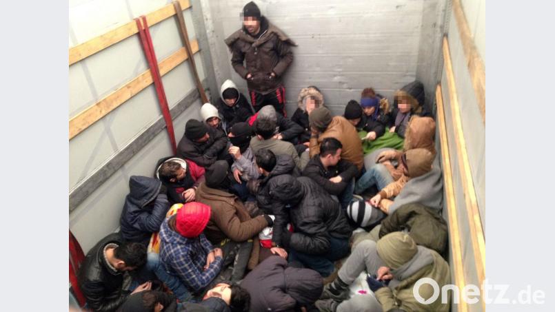 Das Gericht geht von mindestens 16 Stunden aus, die bis zu 40 Geschleuste in den Sattelaufliegern (13 mal 2,50 Meter) ohne Stopp ausharren mussten. Bild: Bundespolizei