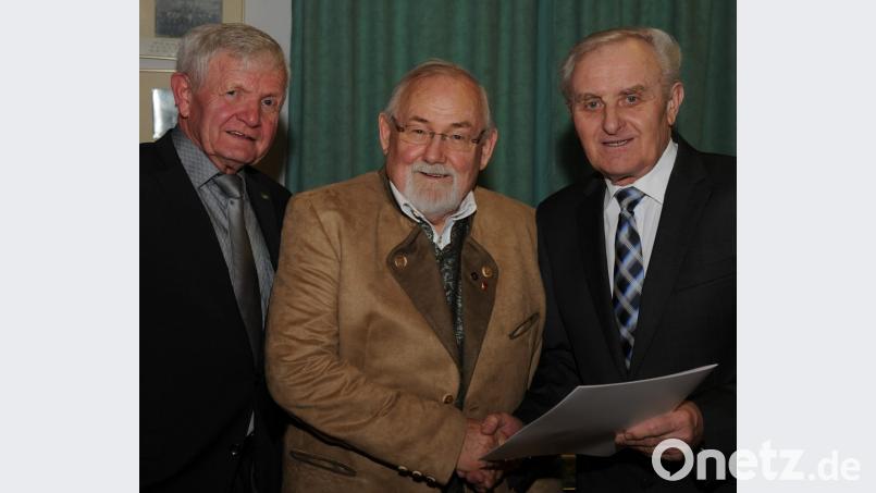 Otto Schönberger aus Seugast feiert 75. Geburtstag (Mitte). Für die Marktgemeinde Freihung gratulieren die Bürgermeister Helmut Klier (rechts) und Klaus Meißner (links). Bild: gf