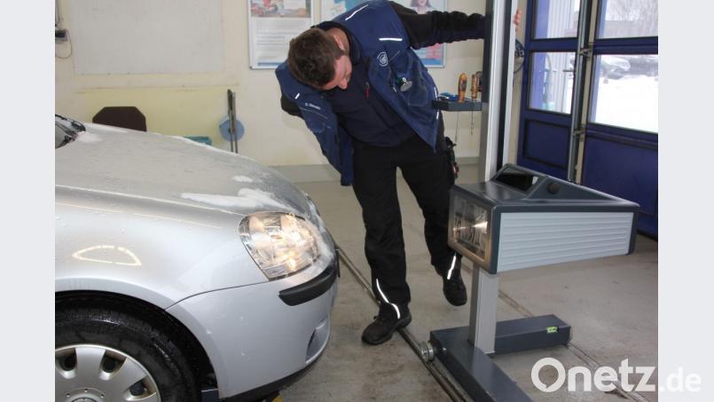 Die Einstellung des Abblendlichts erfolgt auf einem eigens geschaffenen Scheinwerferstellplatz. Er ist mit einem Laser auf den Millimeter genau vermessen. Bild: Konrad Rosner