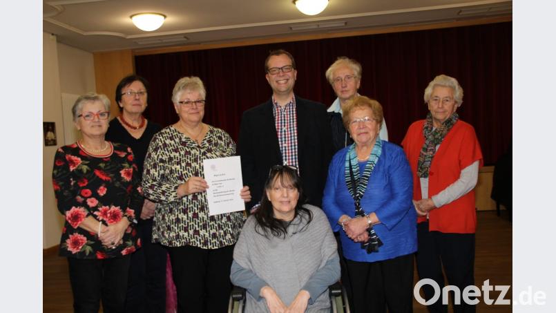 Das Vorstandsteam des Frauenbunds St. Martin mit (von links) Gertrud Lorenz, Gertrud Schißlbauer, Hildegard Choynowski, Anna Oberndorfer, Margarete Strobl, Rosa Forster und Ulrike Deinzer-Wutz (vorne) überreicht Stadtpfarrer Thomas Helm einen 1000-Euro-Scheck für die Sanierung der Basilika St. Martin und 200 Euro für das Orgelprojekt der Pfarrei. Bild: ads
