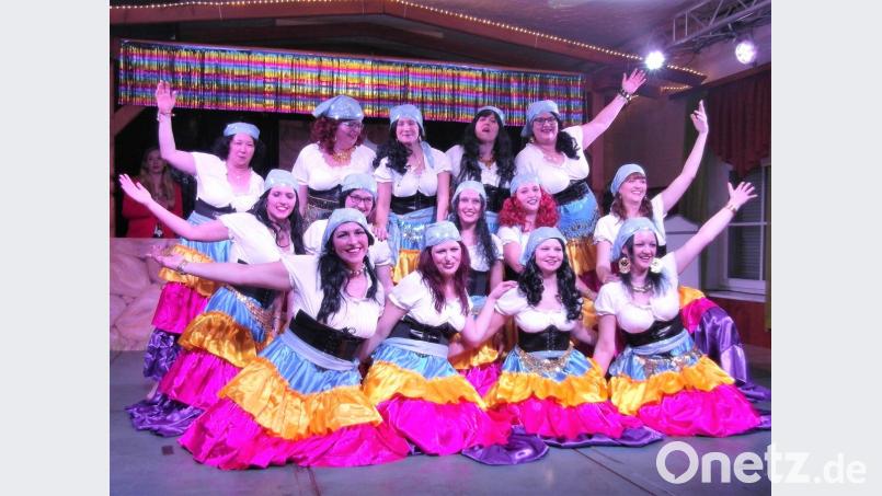 Frauenballett, die Tanzmariechen und die Prinzengarde beim Schautanz. Bild: hl