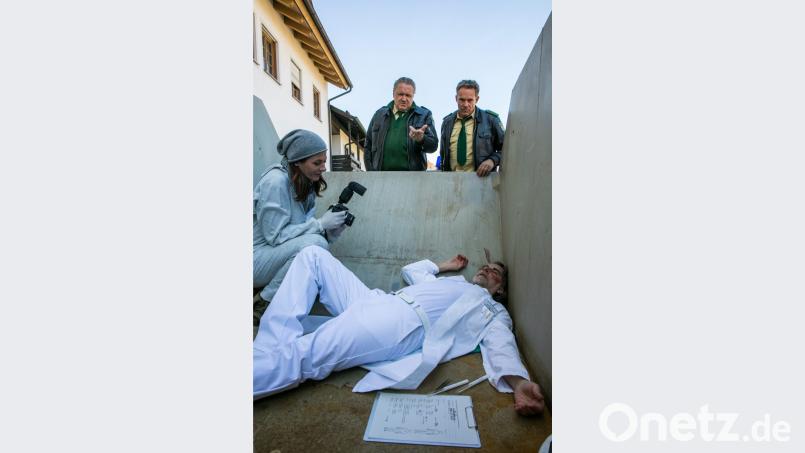 Da liegt er,der Chef von Sprechstundenhilfe Liesl Wolpert (Christina Baumer). In der Folge "Babyboom" hat die in Wiesau aufgewachsene Schauspielerin eng mit den bekannten Schauspielern Christian Tramitz und Michael Brandner am Set gearbeitet. . Bild: Bild: ARD/TMG/Chris Hirschhäuser
