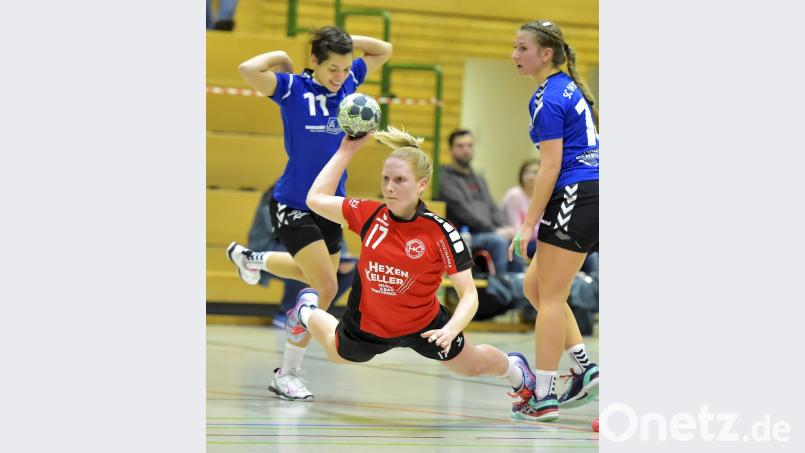 Lisa Wagner vom HC Sulzbach (Mitte am Ball) setzt sich am gegnerischen Kreis gegen die Schwabacherinnen Mira Schlegl (links) und Lisa Roser (rechts) durch und erzielt einen ihrer insgesamt sieben Treffer für den HCS.

Bild: Ziegler Bild: Ziegler