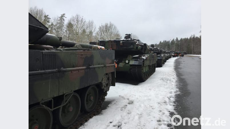 Alle aufgereiht zum Verladen: Die Bundeswehr schickt am Dienstag 15 Panzer per Bahn auf die fünftägige Reise nach Litauen. Bild: Unger, Heike
