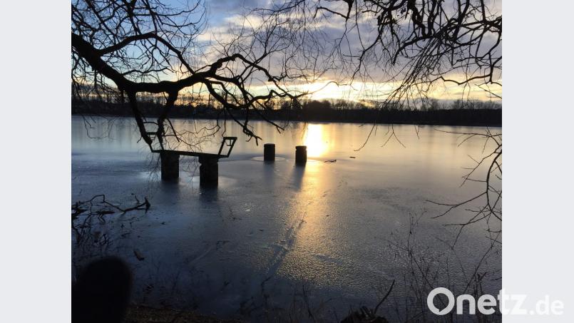 Die letzen Sonnenstrahlen des Tages spiegeln sich im Wasser wider. Bild: Klaus Wild