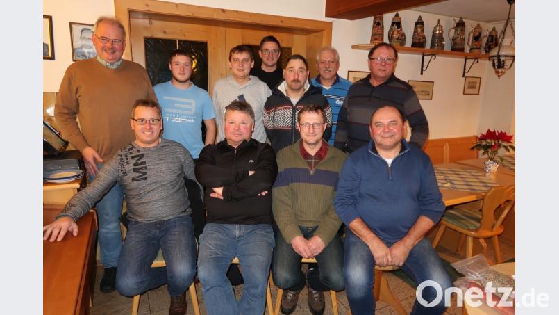 Die Schlossbrauerei mit (vorne von links) Manfred Maier, Martin Bischof, Christian Mitterbauer und Karl Wittmann ist neuer Eisstock-Ortsmeister. Bürgermeister Gottfried Härtl (stehend links), stellvertretender TSV-Vorsitzender Helmut Radimerski und Eisstock-Spartenleiter Martin Streim (stehend von rechts) gratulierten den Siegern und den Vertretern der weiteren Moarschaften. Bild: bsc