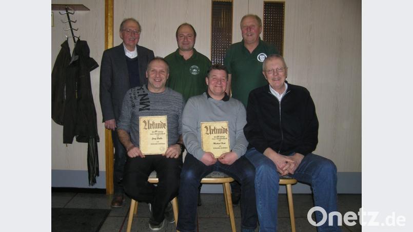 Josef Brilla (sitzend von links) und Michael Beck wurden für 25 Jahre Mitgliedschaft geehrt, Jochen Geißler als Neumitglied im Verein begrüßt. Neusorgs zweiter Bürgermeister Dr. Günther Fütterer (stehend von links), Schatzmeister Bernd Rummler und stellvertretender Vorsitzender Heribert Stehbach beglückwünschten sie. Es fehlen Rolf Brilla und Manfred Krumholz. Bild: öt