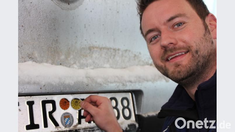 Aus Orange wird Gelb: Alle, die eine orangefarbene Prüfplakette haben, müssen dieses Jahr zum „TÜV“. Wenn alles in Ordnung ist, wird in diesem Jahr eine gelbe Prüfplakette geklebt. Christian Geweth, Prüfstellenleiter im Marktgebiet Weiden–Tirschenreuth, zeigt es. Bild: Konrad Rosner