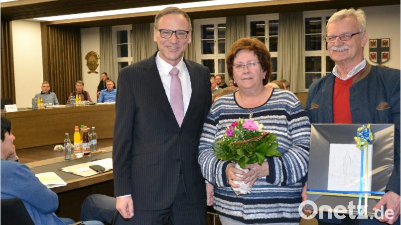 Der langjährige Stadtrat Helmut Plommer (im Bild mit Ehefrau Renate) von Bürgermeister Bernd Sommer (links) in der Januar-Stadtratssitzung mit einer besonderen Würdigung und Geschenken verabschiedet worden. Bild: pz