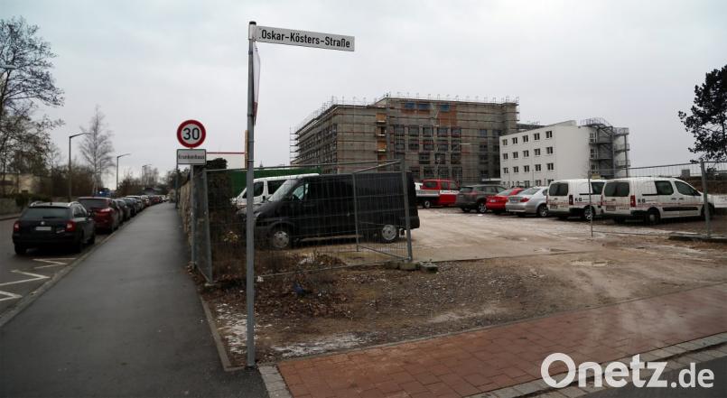 Die Steinberger Straße (links) ist tagsüber oft zugeparkt. Abhilfe sollen 170 neue Parkplätze auf dem Krankenhaus-Grundstück an der Ecke zur Oskar-Kösters-Straße schaffen. Bild: Hösamer