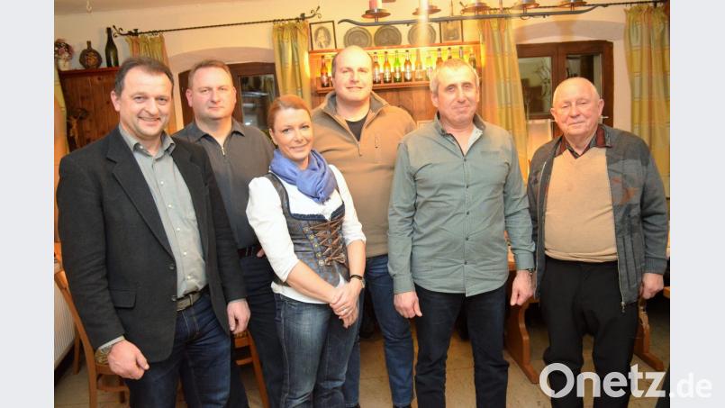Bürgermeister Anton Kappl (links) und Ehrenvorsitzender Werner Kunz gratulieren Alfred Kick, Siegfried Kammerer, Nicole Scharff und Gerd Scharff (von rechts) zu ihrem Erfolg beim Neujahrsschießen Bild: fz
