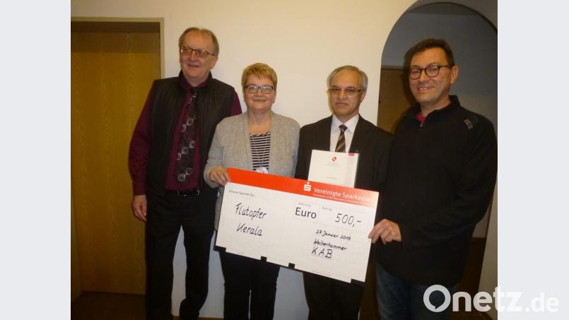 Der Diözesanpräses ernennt Pfarrer Varghese Puthenchira zum Präses der KAB Weiherhammer. Josef Wismet (links) überreicht die Urkunde und zugleich eine Spende für Südindien, die Heimat des Geistlichen. Mit am Bild Teamsprecher Martin Eheim (rechts) und Schatzmeisterin Brigitta Bogner. Bild: bk