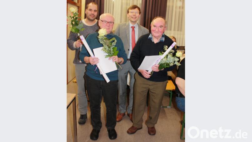 Für langjähriges Wirken in der Kirchengemeinde wurden Mitarbeiter beim Dankeschön-Abend geehrt. Im Bild (von links) Michael Raab (10 Jahre Posaunenchorleiter), Heinrich Hopf (30 Jahre Kirchenvorstand), Dekan Dr. Wenrich Slenczka und Kurt Meißner (60 Jahre Kirchenvorstandsmitglied und Kirchenpfleger). Bild: lk
