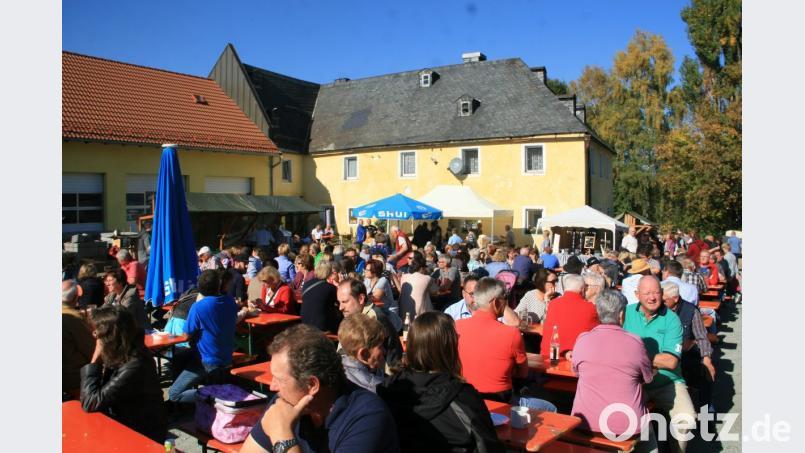 Ein ganz besonderer Höhepunkt im Herbst ist alle Jahre die Karpfenkirchweih in Kornthan. Im Innenhof der Teichbauernfamilie Stock („Walz“) genießt man die letzten Sonnenstrahles des Jahres. Archivbild: wro