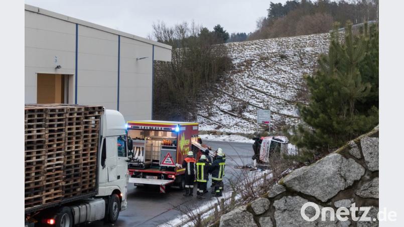 Beim Kartonagenwerk fuhr ein 20-Jähriger seinen Skoda Fabia zu Schrott. Bild: dtr