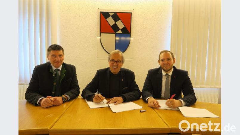 Vertragsunterzeichnung der Gemeinde Ursensollen für den zweiten Ausbauschritt in Sachen Breitband mit der Telekom: (von links) Josef Markl, Key-Account Manager, Bürgermeister Franz Mädler und Enrico Delfino, Regio-Manager. Bild: ua
