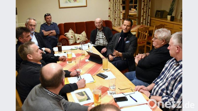 Die Arbeitsgemeinschaft Ernährung, Landwirtschaft und Forsten im CSU-Kreisverband diskutiert mit Bundestagsabgeordneten Albert Rupprecht (Dritter von rechts) den bestmöglichen Trassenverlauf für den Südostlink. Bild: bgm