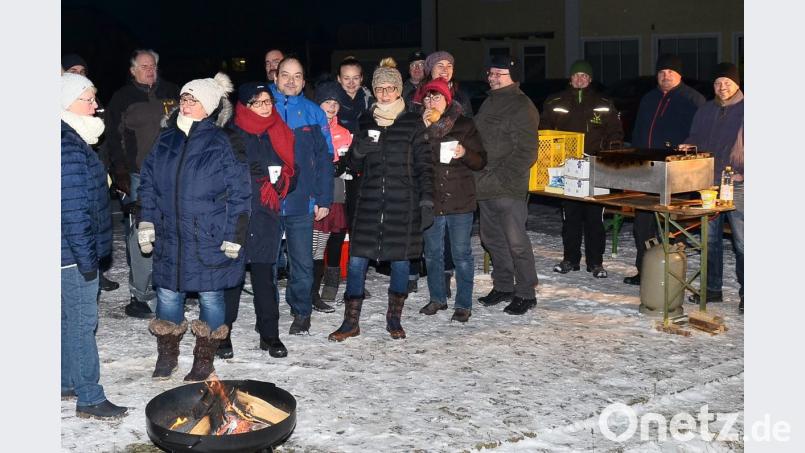 Lagerfeuer und Kerzenschein erwecken die Aufmerksamkeit der Vorbeifahrenden. Das Wintergrillen des SPD-Ortsverbands ist bestens frequentiert. Bild: fjo