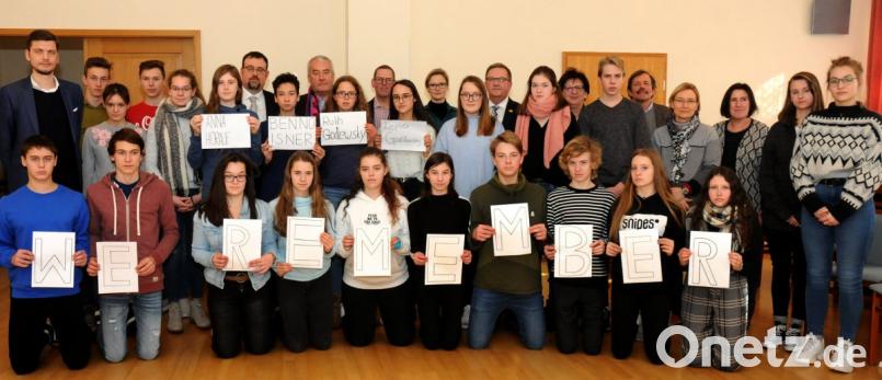 Solidaritätsadresse an die Präsidentin der Israelitischen Kultusgemeinde München, Charlotte Knobloch: „We remember“ (deutsch: wir erinnern) appellieren die MRG-Gymnasiasten als Sympathiekundgebung wegen der derzeit heftigen rechtspopulistischen Attacken auf die hohe Repräsentantin der Juden in Bayern nach ihrer kürzlichen Gedenkrede im Landtag. An diesem Workshop des Amberger Rabbiners Elisa Dray (hinten, Sechster von links) beteiligte sich auch der Antisemitismus-beauftragte der Staatsregierung, Ludwig Spaenle (hinten, Achter von links). Bild: Stephan Huber
