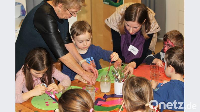 Klebriger Kleister und farbenfrohe Schnippsel: In der Werkstatt gestalten die Kinder ihre eigenen Gläser. Bild: Williamson, Dagmar [dwi]