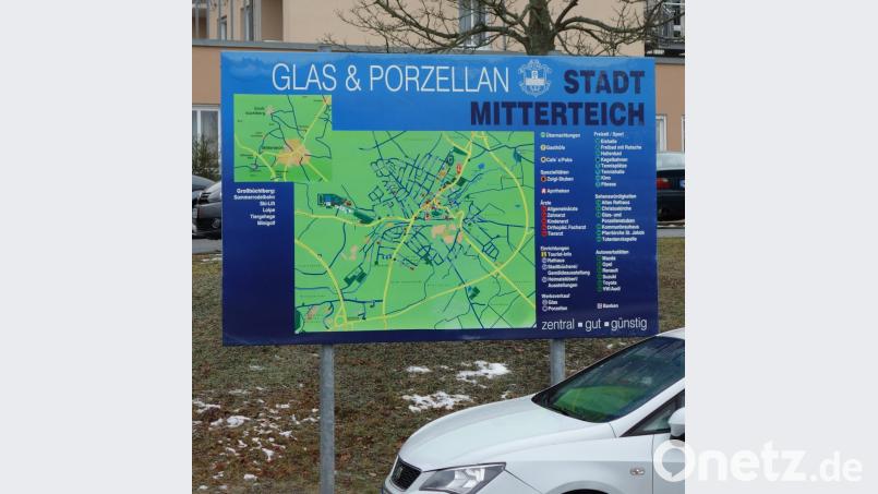 Diese älteren Tafeln an den Ortseingängen sollen nach Fertigstellung der Infostelen verschwinden. Bild: lnz