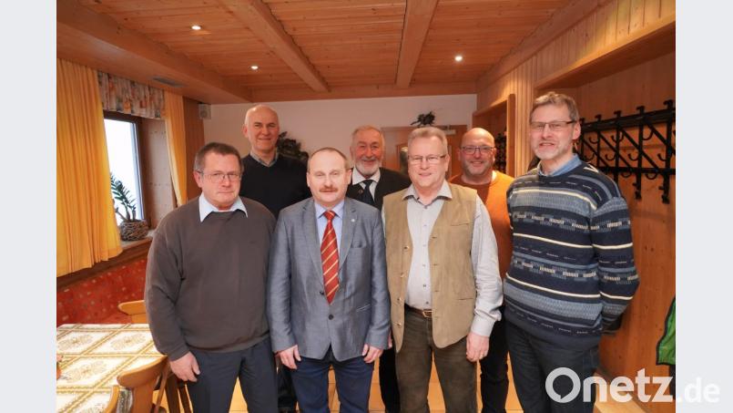 Von links: 2. Vorsitzender der Sängergruppe Floß Karl Höltl aus Plößberg, der frühere Gruppenchorleiter Herbert Kraus aus Flossenbürg, Vorsitzender Karl Herrmann, der Ehrenvorsitzende des Sängerkreises Nordoberpfalz Herbert Kick aus Waldthurn, der neue Ehrenvorsitzende der Sängergruppe Floß Josef Barth, Gruppenchorleiter Alexander Völkl und der Vorsitzende des Sängerkreises Nordoberpfalz, Georg Ebenhöch. Bild: fvo