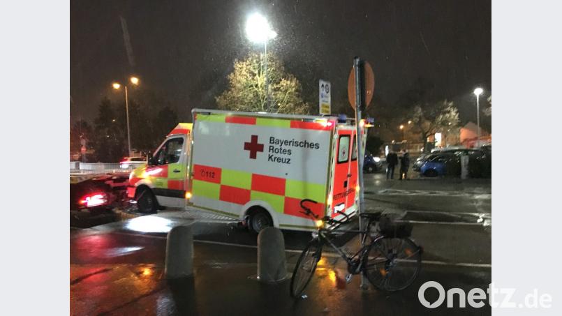 Der Rettungswagen wird abgeschleppt. Bild: Alexander Auer