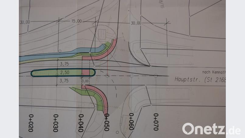 Eine Fußgänger-Überquerungshilfe in der Staatsstraßen-Ortsdurchfahrt soll auf Höhe des FC-Sportheimes mehr Verkehrssicherheit gewährleisten. Bild: Dotzauer