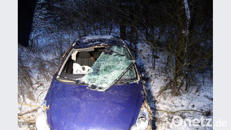 Nach dem Unfall zwischen Auerbach und Ranna hatte der Opel Corsa der 19-jährigen Frau nur noch Schrottwert. Bild: jma
