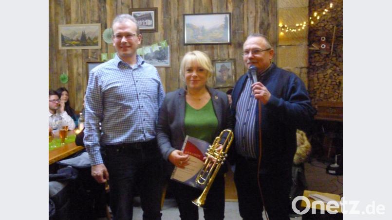 Tanja Schemel Mitte, erhielt bei der Feier ihres 50. Geburtstags die Ehrennadel in Gold von Gerhard Träger (rechts) Kapellmeister der Störnsteiner Blasumusik und Kassier Norbert Kraus(links.) Bild: sei