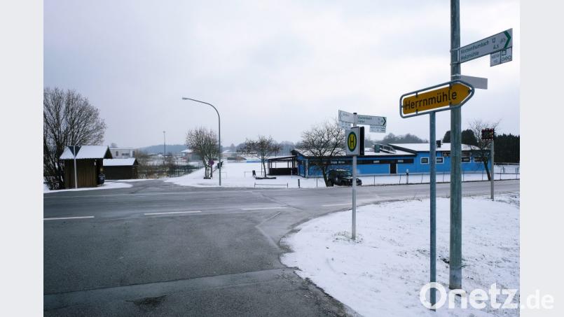 Bushaltestellen, Radwegkreuzung, Zufahrt zum Siedlungsgebiet und zu den FC-Sportstätten: Mehr Verkehrssicherheit soll am Ortsende von Tremmersdorf auf Höhe des Sportheimes eine Querungshilfe für Fußgänger in der Ortsdurchfahrt der Staatsstraße gewährleisten. Bild: Dotzauer