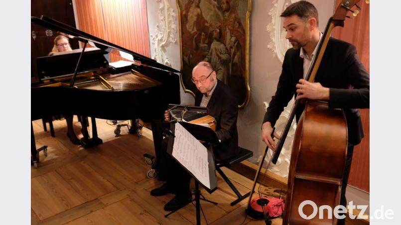 Mit Bandoneon, Piano und Kontrabass schenkt das Tango-Trio Gabla dem Publikum in Speinshart magische Momente. Unser Bild zeigt von links Tatjana Kwint (Piano), Norbert Gabla (Bandoneon) und Tobias Kalisch (Kontrabass). Bild: do