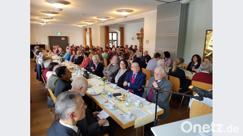 Kein Platz war mehr frei bei der Versammlung der Pfarrei Pfreimd im vollbesetzten Pfarrsaal. Bild: hir