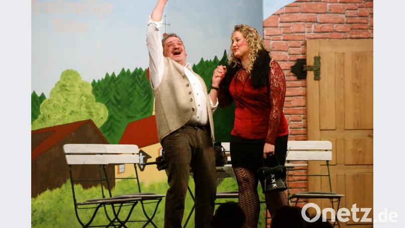 Auch Alois (Josef Dötsch) durfte jubeln, als er mitbekommt, dass in der geerbten Angelausrüstung noch 100 000 Euro Schwarzgeld versteckt sind. Neben ihm steht Anja (Ronja Prechtl), mit der er eine Reise plant. Bild: bkr