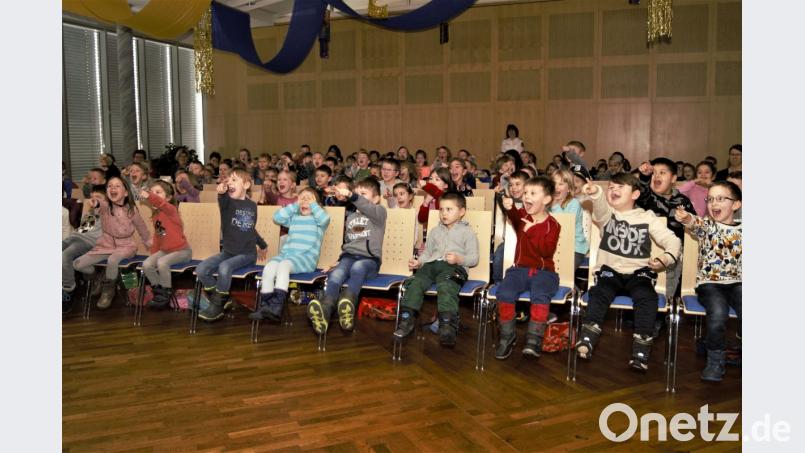 Mit Begeisterung sind die Vorschulkinder beim Auftakt der Weidener Polizeipuppenbühne dabei. Bild: arw