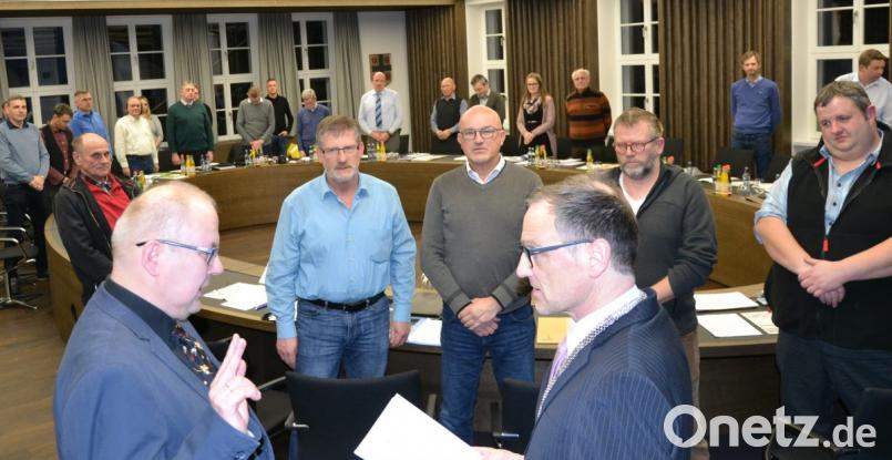 Bürgermeister Bernd Sommer und der neue Stadtrat Hubert Rosner (vorne, von rechts) bei der Vereidigung im Sitzungssaal. Bild: pz