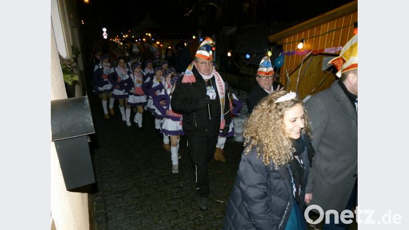 Einzug der Faschingsgesellschaft mit Prinzessin Elisabeth I., Prinz Sebastian I., Präsident Harald Wohlrab und Vorsitzendem Michael König. Bild: rn
