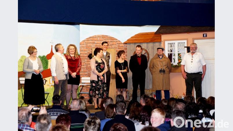 Vorstellung der Schauspieler nach dem letzten Akt. Großer Beifall belohnt alle fünf Aufzüge der Frankenpfälzer Bühne. Bild: bkr