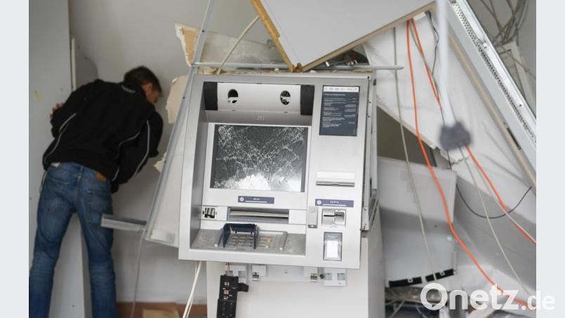 Mit einem Gasgemisch sprengten die Angeklagten mehrere Geldautomaten, um an das Bargeld zu kommen. Symbolbild: Arne Dedert/dpa