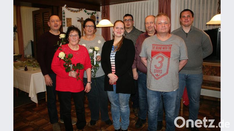 Die Freien Wähler dankten für die jahrelange Arbeit (von links) Roland Ast, Anna Koller und Annemarie Mayerhöfer. Vorgestellt wurde dabei auch die aktuelle Führungsmannschaft mit (von rechts) stellvertretendem Vorsitzenden Christopher April, Kassier Thomas Schraml, Vorsitzendem Anton April, stellvertretendem Vorsitzenden Felix Englmann und Schriftführerin Denise Englmann. Bild: wro